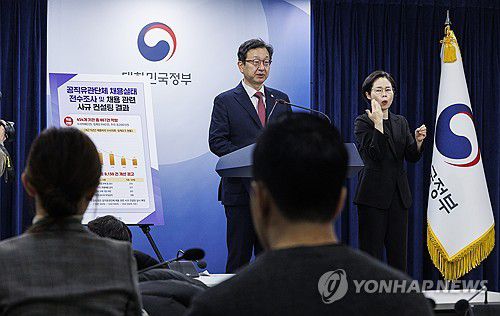 2023년 공직유관단체 채용실태 전수조사 및 사규컨설팅 결과 발표(서울=연합뉴스) 황광모 기자 = 정승윤 국민권익위원회 부위원장 겸 사무처장이 6일 오전 서울 종로구 정부서울청사에서 2023년 공직유관단체 채용 실태 전수조사 및 사규 컨설팅 결과를 발표하기 위해 회견장에 입장하고 있다. 2023.12.6 hkmpooh@yna.co.kr