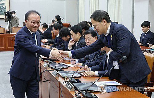 악수는 하지만..(서울=연합뉴스) 이정훈 기자 = 6일 국회 운영위원회 전체회의에 앞서 윤재옥 위원장이 야당 간사인 박주민 의원과 악수하고 있다. 이날 회의는 여당 의원들이 불참한 채 열렸다. 2023.12.6 uwg806@yna.co.kr