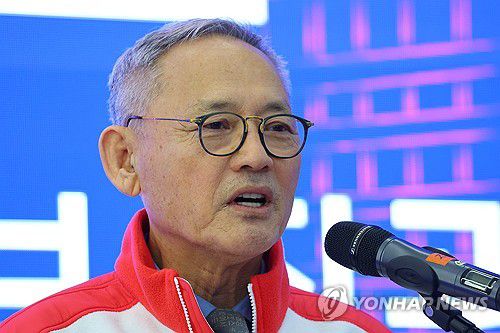 올림픽회관 재개관식, 축사하는 유인촌 장관(서울=연합뉴스) 김도훈 기자 = 유인촌 문화체육관광부 장관이 6일 서울 송파구 올림픽회관에서 열린 재개관식에서 축사하고 있다.     올림픽회관은 국민체육진흥공단, 대한체육회, 장애인체육회 등 분산되어 있던 체육단체의 업무환경 개선과 시설 집적을 위해 총사업비 1천729억원을 들여 2015년부터 리모델링을 진행해왔다. 2023.12.6 superdoo82@yna.co.kr