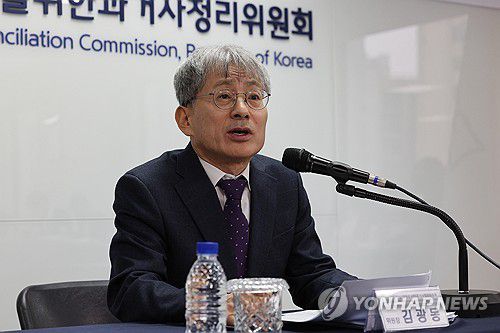 진실화해위 출범 3주년 기자간담회(서울=연합뉴스) 임화영 기자 = 진실·화해를위한과거사정리위원회(진실화해위) 김광동 위원장이 6일 오전 서울 중구 위원회에서 열린 출범 3주년 기자간담회에서 발언하고 있다. 2023.12.6 hwayoung7@yna.co.kr