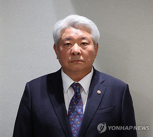 김홍일 신임 방통위원장 후보자(서울=연합뉴스) 진성철 기자 = 김홍일 방송통신위원장 후보자가 6일 서울 용산 대통령실 청사에서 열린 인사발표에 참석하고 있다. 2023.12.6 zjin@yna.co.kr