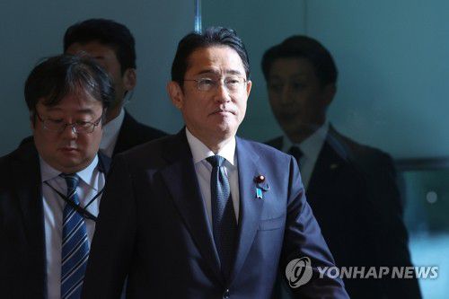 총리 관저 들어서는 기시다 日 총리(도쿄 EPA·지지=연합뉴스) 기시다 후미오 일본 총리가 6일 도쿄 총리 관저에 도착하고 있다. 2023.12.06 besthope@yna.co.kr