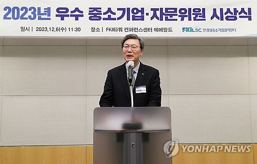 인사말 하는 김창범 이사장(서울=연합뉴스) 김창범 한국경제인협회 중소기업협력센터 이사장이 6일 서울 영등포구 FKI타워 컨퍼런스센터에서 열린 '2023년 우수 중소기업·자문위원 시상식'에 참석해 인사말을 하고 있다. 2023.12.6 [한국경제인협회 제공. 재판매 및 DB 금지] photo@yna.co.kr