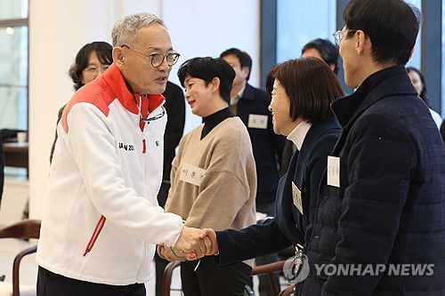 인사하는 유인촌 장관(서울=연합뉴스) 강민지 기자 = 유인촌 문화체육관광부 장관이 6일 오후 서울 서대문구 모두예술극장에서 연극계 현장간담회 참석자들과 인사를 하고 있다. 2023.12.6 mjkang@yna.co.kr