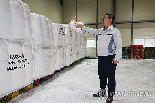 인터뷰하는 김경원 아톤산업 부사장(익산=연합뉴스) 임채두 기자 = 호남 유일의 요소수 생산업체인 아톤산업 김경원 부사장이 6일 오전 전북 익산시 석암동 아톤산업 창고에서 인터뷰를 하고 있다. 2023.12.6 doo@yna.co.kr