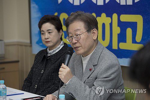 온동네 초등돌봄 현장간담회서 인사말 하는 이재명 대표(서울=연합뉴스) 더불어민주당 이재명 대표가 6일 오후 서울 강서구 방화초등학교에서 열린 온동네 초등돌봄 현장간담회에서 인사말을 하고 있다. 2023.12.6 [국회사진기자단] uwg806@yna.co.kr