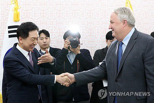 김기현 대표와 인요한 혁신위원장(서울=연합뉴스) 한상균 기자 = 국민의힘 김기현 대표와 인요한 혁신위원장이 6일 국회 당 대표실에서 만나고 있다. 2023.12.6 [공동취재] xyz@yna.co.kr