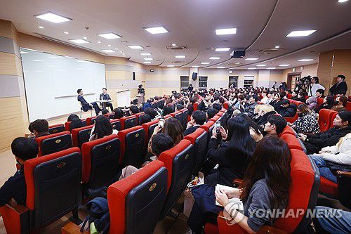 태국 전진당 피타 림짜른랏 전 대표, 방한 특별강연(서울=연합뉴스) 진연수 기자 = 태국 전진당(MFP)의 피타 림짜른랏 전 대표가 6일 오후 서울 성북구 고려대학교 정경대학에서 '태국 민주주의와 한국-태국 관계의 미래'를 주제로 특별강연을 하고 있다. 2023.12.6 jin90@yna.co.kr