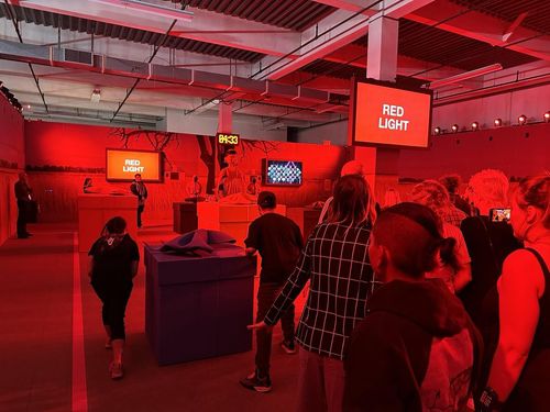 미국 LA에 개장한 '오징어 게임' 체험존 내 '무궁화꽃이 피었습니다' 게임 모습(로스앤젤레스=연합뉴스) 임미나 특파원 = 6일 오후(현지시간) 미국 로스앤젤레스(LA)에 개장한 '오징어 게임' 체험 공간에서 참가자들이 '무궁화꽃이 피었습니다' 게임에 참가하고 있다. mina@yna.co.kr