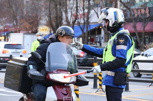 음주단속 하는 대전 경찰[촬영 강수환]