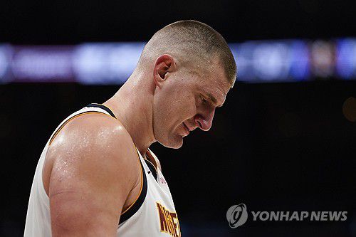 고개 숙인 요키치[AP=연합뉴스]