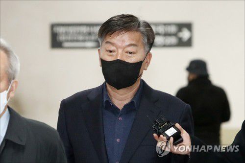 법정 향하는 김홍희(서울=연합뉴스) 박동주 기자 = 서해 공무원 피격 사건을 은폐하려 한 혐의로 기소된 문재인 정부 안보라인 고위 인사들의 재판이 본격적으로 시작된 3월 24일 김홍희 전 해양경찰청장이 서초구 서울중앙지법 법정으로 향하고 있다. [공동취재] pdj6635@yna.co.kr