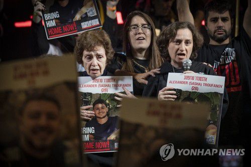 가자지구서 풀려나 인질 석방 시위하는 여성들(텔아비브 신화=연합뉴스) 팔레스타인 무장 정파 하마스에 납치됐다 풀려난 두 여성이 2일(현지시간) 이스라엘 텔아비브에서 가자지구에 남아있는 인질들의 석방을 요구하는 집회에 참여하고 있다. 이스라엘과 하마스는 이날 중재국 카타르에서 협상단을 철수시킨 뒤 휴전 협상 교착을 선언했다. 2023.12.04 besthope@yna.co.kr