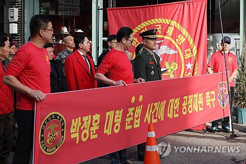 '채상병 사건' 박정훈 전 수사단장 오늘 첫 공판(서울=연합뉴스) 임화영 기자 = 해병대 채모 상병 순직 사건 수사 이첩 관련 항명 및 상관명예훼손 혐의로 기소된 박정훈 전 수사단장(대령)이 7일 오전 서울 용산구 중앙지역군사법원에서 열린 관련 첫 공판 출석에 앞서 기자회견을 하고 있다. 2023.12.7 hwayoung7@yna.co.kr