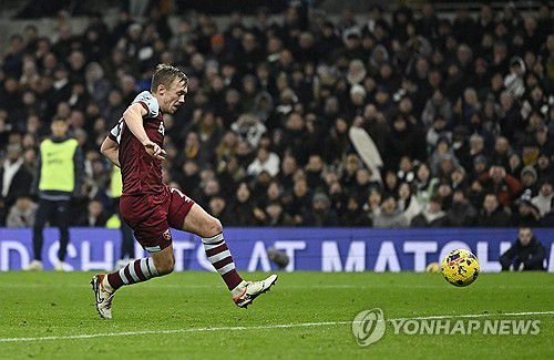 역전 결승골 넣는 제임스 워드프라우즈[로이터=연합뉴스]