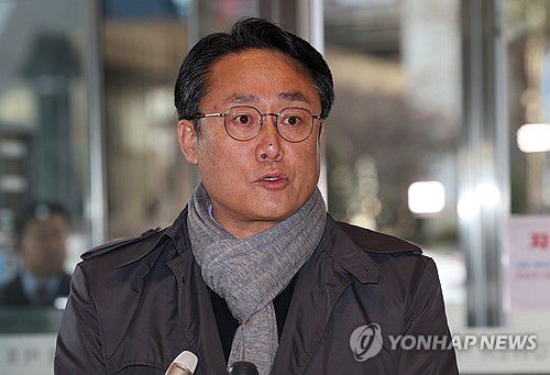 강도형 해수장관 후보자(서울=연합뉴스 자료사진) 서명곤 기자 = 강도형 해양수산부 장관 후보자가 7일 오전 서울 마포구 인사청문회 준비 사무실로 출근하며 취재진의 질문에 답하고 있다. 2023.12.7 seephoto@yna.co.kr