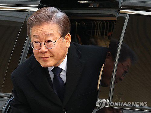 차에서 내리는 이재명 대표(서울=연합뉴스) 김도훈 기자 = 더불어민주당 이재명 대표가 8일 오전 서울중앙지법에서 열린 공직선거법 위반 관련 1심 속행공판에 출석하기 위해 차에서 내리고 있다. 2023.12.8 superdoo82@yna.co.kr