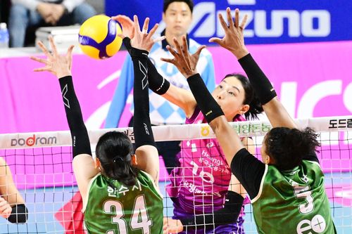 김연경의 공격을 차단하는 GS칼텍스 블로커[한국배구연맹 제공. 재판매 및 DB 금지]