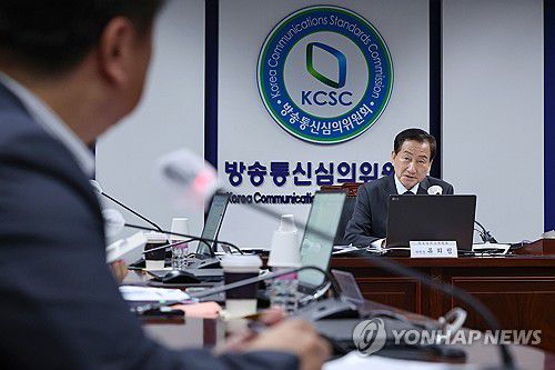 발언하는 류희림 방심위원장(서울=연합뉴스) 신현우 기자 = 류희림 방송통신심의위원회 위원장 겸 방송심의소위원회 위원장이 19일 오전 서울 양천구 방심위 대회의실에서 열린 제33차 방송심의소위원회 임시회의에 참석해 발언하고 있다.     이날 방송소위에서는 뉴스타파 김만배 인터뷰 인용 보도와 관련해 KBS, SBS, YTN, JTBC 제작진의 의견진술을 듣는다. MBC는 의견진술 출석 연기를 요청했다. 2023.9.19 nowwego@yna.co.kr