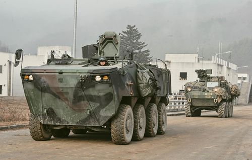 한미 연합 육군과학화전투훈련(서울=연합뉴스) 강원도 인제 육군과학화전투훈련단(KCTC)에서 지난 5일부터 연합훈련 중인 한미 장병들이 목표를 확보하기 위해 작전지역으로 진입하고 있다고 10일 육군이 밝혔다. [육군 제공]