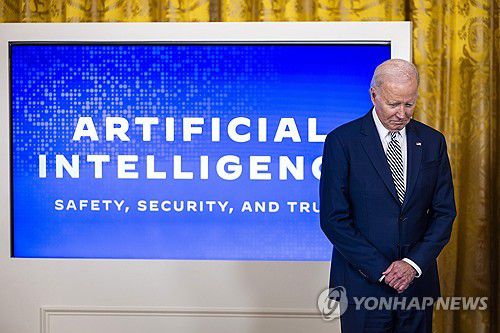 USA BIDEN AI(워싱턴DC EPA=연합뉴스) 조 바이든 미국 대통령이 10월 30일(현지시간) 워싱턴DC 백악관 이스트룸에서 인공지능(AI) 규제 행정명령에 서명하고 있다. 바이든 대통령은 이날 자신의 딥페이크(인공지능을 이용한 특정 인물의 이미지 합성기술) 영상을 본 경험을 소개하면서 AI 규제의 필요성을 강조했다. 2023.10.31     besthope@yna.co.kr (끝)