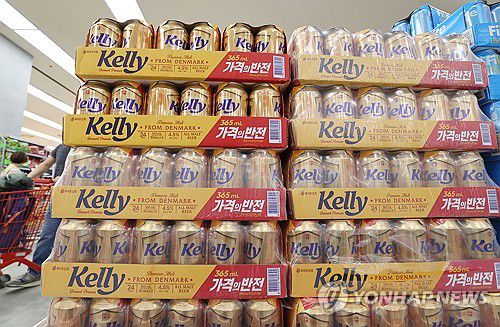 켈리 출시 반 년 만에 가격 인상(서울=연합뉴스) 이재희 기자 = 31일 하이트진로는 다음 달 9일부터 소주·맥주 제품 가격을 인상한다고 밝혔다. 켈리, 테라 등 맥주 제품 출고가는 평균 6.8% 오른다. 사진은 이날 서울 한 대형마트에 진열된 하이트진로의 켈리 제품. 2023.10.31 scape@yna.co.kr