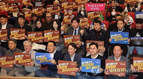 구호 외치는 '원칙과 상식'(서울=연합뉴스) 한상균 기자 = 10일 국회에서 열린 더불어민주당 비주류 모임 '원칙과 상식'의 국민과 함께 토크쇼에서 조응천, 윤영찬, 이원욱, 김종민 의원이 참석자들과 구호를 외치고 있다. 2023.12.10 xyz@yna.co.kr