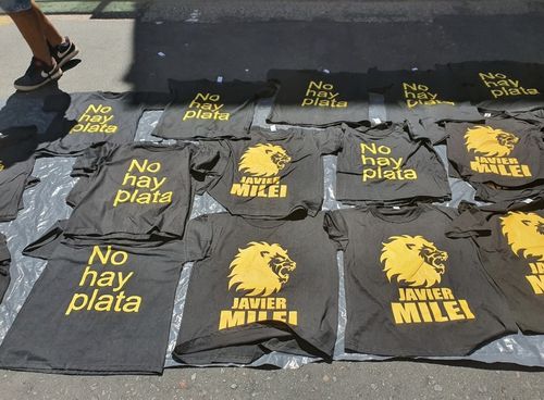 "돈이 없다"라고 적힌 티셔츠(부에노스아이레스=연합뉴스) 김선정 통신원 = 길거리에서 "돈이 없다"라고 적힌 티셔츠를 팔고 있다. 밀레이 대통령은  10일(현지 시각) 취임 연설에서 "점진적인 변화는 없고 급진적인 변화만이 있다"며 "돈이 없기 때문이다"라고 다시 한번 강조했다. 2023.12.11 sunniek8@yna.co.kr