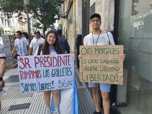 밀레이 아르헨티나 대통령 지지자들(부에노스아이레스=연합뉴스) 김선정 통신원 = 지방에서 올라온 다릴라(25)와 레오나르도(25)가 자신들이 준비한 팻말을 들고 있다. 레오나르도는 "2021년부터 밀레이를 지지했고 지금 너무 행복하다. 새 정권에 거는 기대가 크다"며 기쁨을 감추지 못했다. 2023.12.11 sunniek8@yna.co.kr