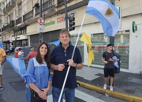 국회로 향하는 마리아(55)와 에스테반(62)(부에노스아이레스=연합뉴스) 김선정 통신원 = 근교에서 올라왔다는 마리아(55)와 에스테반(62)은 "드디어 희망이 생겼다. 당장은 어렵겠지만, 10년∼15년을 내다보면 분명 좋은 나라가 될 거다"라며 기쁨을 감추지 못했다. 2023.12.10 sunniek8@yna.co.kr