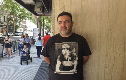 "모든 게 불확실하고 두렵다"는 파블로(44)(부에노스아이레스=연합뉴스) 김선정 통신원 = "정부가 긴축 정책을 실행한다는데 아르헨티나 역사를 보면 언제나 노동자들이 그 고통을 감수했는데 어떻게 버텨야 할지 두렵다"는 파블로(44)는 "아직 새 정부의 정확한 경제 발표도 없었는데 물가가 너무 올라서 불안하다"고 말했다. 2023.12.11 sunniek8@yna.co.kr