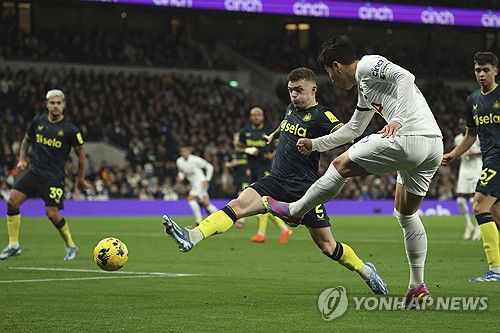 트리피어와 맞붙은 손흥민[AP=연합뉴스]