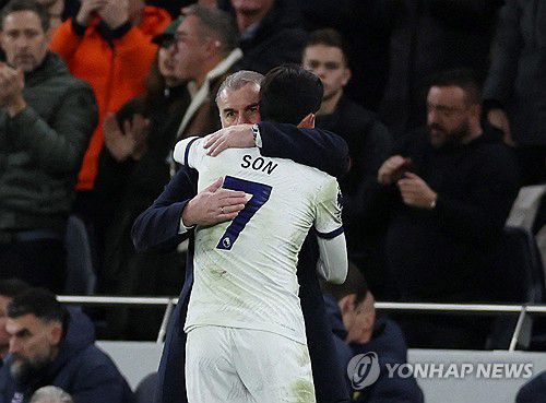 손흥민과 포옹하는 포스테코글루 감독[로이터=연합뉴스]
