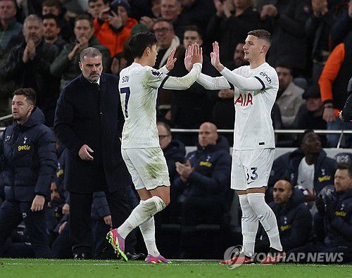 교체되는 손흥민[로이터=연합뉴스]