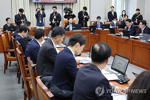 국회 정치개혁특위 전체회의(서울=연합뉴스) 이정훈 기자 = 남인순 정치개혁특별위원회 위원장이 5일 오전 국회에서 열린 정치개혁특별위원회 전체회의를 주재하고 있다. 2023.12.5 uwg806@yna.co.kr