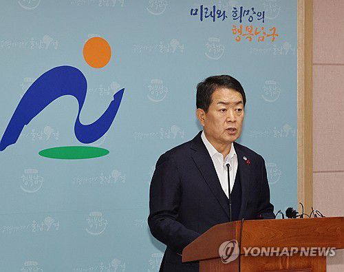 총선 불출마 선언하는 서동욱 울산 남구청장(울산=연합뉴스) 김용태 기자 = 서동욱 울산 남구청장이 11일 오전 울산시 남구청 프레스센터에서 총선 불출마 기자회견을 하고 있다. 2023.12.11 yongtae@yna.co.kr