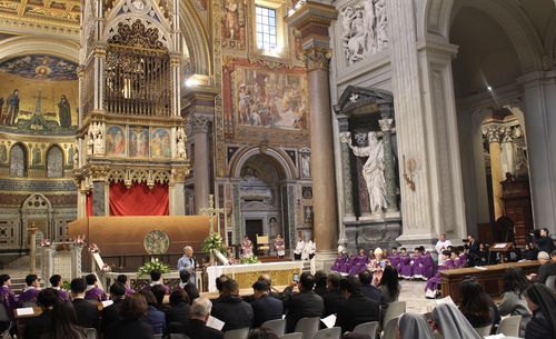 유인촌 장관(로마=연합뉴스) 신창용 특파원 = 유인촌 문화체육관광부 장관이 11일(현지시간) 이탈리아 로마 라테라노 대성전에서 열린 한국과 교황청 수교 60주년 기념 미사에 참석해 축사하고 있다. 2023.12.11 changyong@yna.co.kr