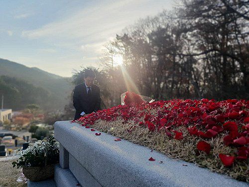 아버지 고(故) 장성만 전 국회부의장 산소 찾은 장제원 의원(서울=연합뉴스) 친윤(친윤석열)계 핵심인 국민의힘 장제원 의원은 11일 "이제 잠시 멈추려 한다"고 말했다.     장 의원은 선친 고(故) 장성만 전 국회부의장 산소를 찾은 뒤 페이스북에 올린 글에서 이갈이 밝혔다. 2023.12.12 장제원 의원 페이스북. 재판매 및 DB금지] photo@yna.co.kr