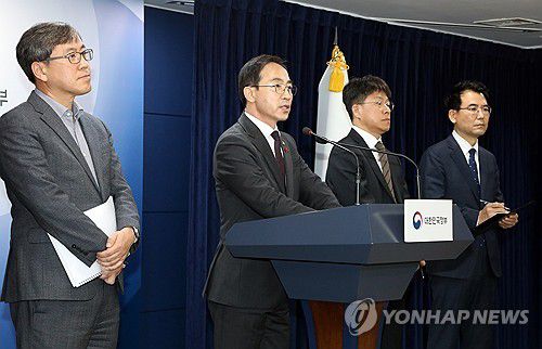 LH 혁신 방안과 건설 카르텔 혁파방안 발표(서울=연합뉴스) 배재만 기자 = 김오진 국토교통부 1차관(왼쪽 두 번째)이 12일 오전 정부서울청사에서 LH 혁신 및 건설 카르텔 혁파방안 브리핑을 하고 있다. 2023.12.12 scoop@yna.co.kr