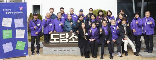 이태원 참사 유가족 간담회(수원=연합뉴스) 13일 오후 도담소에서 김동연 경기도지사가 10·29 이태원 참사 유가족과 간담회 후 함께 기념촬영을 하고 있다. 2023.12.13  [경기도 제공. 재판매 및 DB 금지]