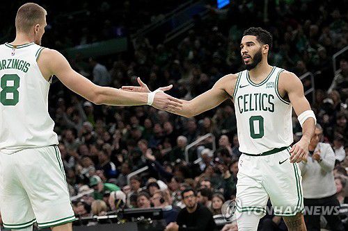 보스턴의 제이슨 테이텀(0번)과 크리스탑스 포르진기스(8번)[AP=연합뉴스]