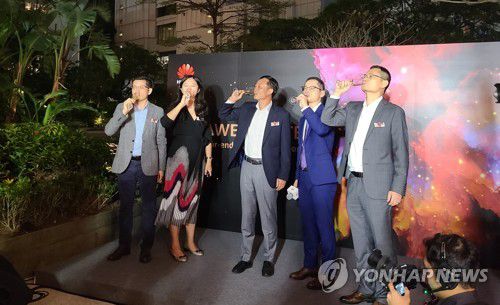 홍콩서 열린 '화웨이 이그나이트' 행사(홍콩=연합뉴스) 지난 12일 홍콩에서 열린 중국 화웨이의 미디어 행사 '화웨이 이그나이트'에서 화웨이 간부들이 건배하는 모습. 2023.12.13.