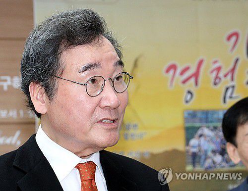질문에 답하는 이낙연 전 총리(서울=연합뉴스) 배재만 기자 = 이낙연 전 국무총리가 11일 오전 서울 동대문구 삼육보건대에서 '대한민국 생존전략'을 주제로 강연한 뒤 나오며 취재진 질문에 답하고 있다. 2023.12.11 scoop@yna.co.kr