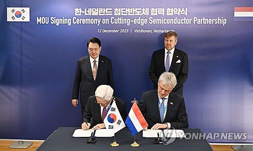 삼성전자-ASML, 차세대 반도체 제조기술 R&D센터 설립 MOU(벨트호벤=연합뉴스) 임헌정 기자 = 경계현 삼성전자 사장과 피터 베닝크 ASML 최고경영자(CEO)가 12일(현지시간) 네덜란드 벨트호벤 소재 ASML 본사에서 차세대 반도체 제조기술 R&D센터 설립 양해각서(MOU)를 체결하고 있다. 이 체결식에는 네덜란드를 국빈 방문 중인 윤석열 대통령과 빌럼-알렉산더르 네덜란드 국왕도 배석했다. 2023.12.12 kane@yna.co.kr