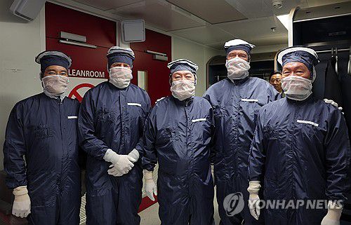 이재용·최태원 회장과 ASML 클린룸 시찰한 윤 대통령(벨트호벤=연합뉴스) 임헌정 기자 = 네덜란드를 국빈 방문한 윤석열 대통령이 12일(현지시간) 벨트호벤 소재 ASML 본사에서 빌럼-알렉산더르 네덜란드 국왕, 이재용 삼성전자 회장, 최태원 SK그룹 회장 등과 함께 찾아 피터 베닝크 ASML 최고경영자(CEO)의 안내로 '클린룸'을 시찰하기에 앞서 방진복을 착용하고 있다. 왼쪽부터 이재용 삼성전자 회장, 빌럼-알렉산더르 네덜란드 국왕, 윤 대통령, 피터 베닝크 ASML 최고경영자, 최태원 SK그룹 회장. 2023.12.13 [공동취재] kane@yna.co.kr