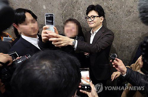 지지자들과 사진 촬영하는 한동훈 장관(성남=연합뉴스) 권준우 기자 = 한동훈 법무부 장관이 13일 오후 경기 성남시청에서 열린 '교정시설 수용자 의료처우 개선 및 공공보건의료 서비스 확대를 위한 업무협약' 협약식을 마친 뒤 현장에 있던 지지자들과 사진을 찍고 있다. 2023.12.13 stop@yna.co.kr