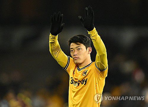 손을 흔드는 황희찬[로이터=연합뉴스]