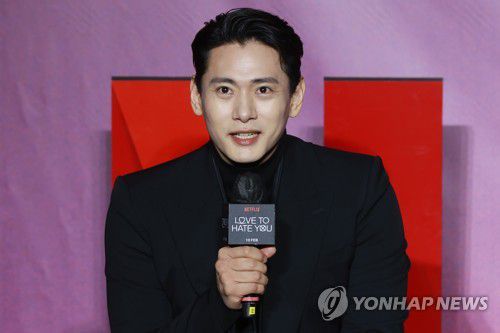 배우 유태오[연합뉴스 자료사진] 배우 유태오가 지난 2월 8일 서울 용산구 CGV용산아이파크몰에서 열린 넷플릭스 오리지널 드라마 '연애대전' 제작발표회에서 인사말을 하고 있다. 2023.2.8 photo@yna.co.kr