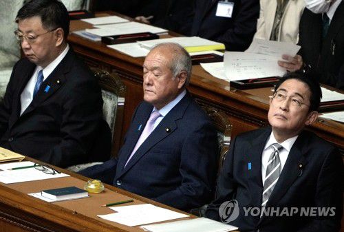 임시 국회서 야당 연설 듣는 기시다 日 총리(도쿄 EPA=연합뉴스) 기시다 후미오 일본 총리(오른쪽)가 지난 13일 도쿄에서 열린 중의원(하원) 회의에서 야당의 연설을 들으며 생각에 잠겨 있다. 일본 제1야당 입헌민주당은 이날 기시다 내각 불신임 결의안을 국회에 제출했지만, 다수 여당인 자민당과 공명당의 반대로 부결됐다. 2023.12.14 besthope@yna.co.kr