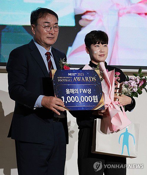 올해의 공격수상 수상하는 문미라(서울=연합뉴스) 김인철 기자 = 14일 오후 서울 송파구 올림픽파크텔에서 열린 2023 여자축구 WK리그 시상식에서 올해의 공격수상을 수상한 수원FC위민 문미라가 기념촬영을 하고 있다. 2023.12.14 yatoya@yna.co.kr